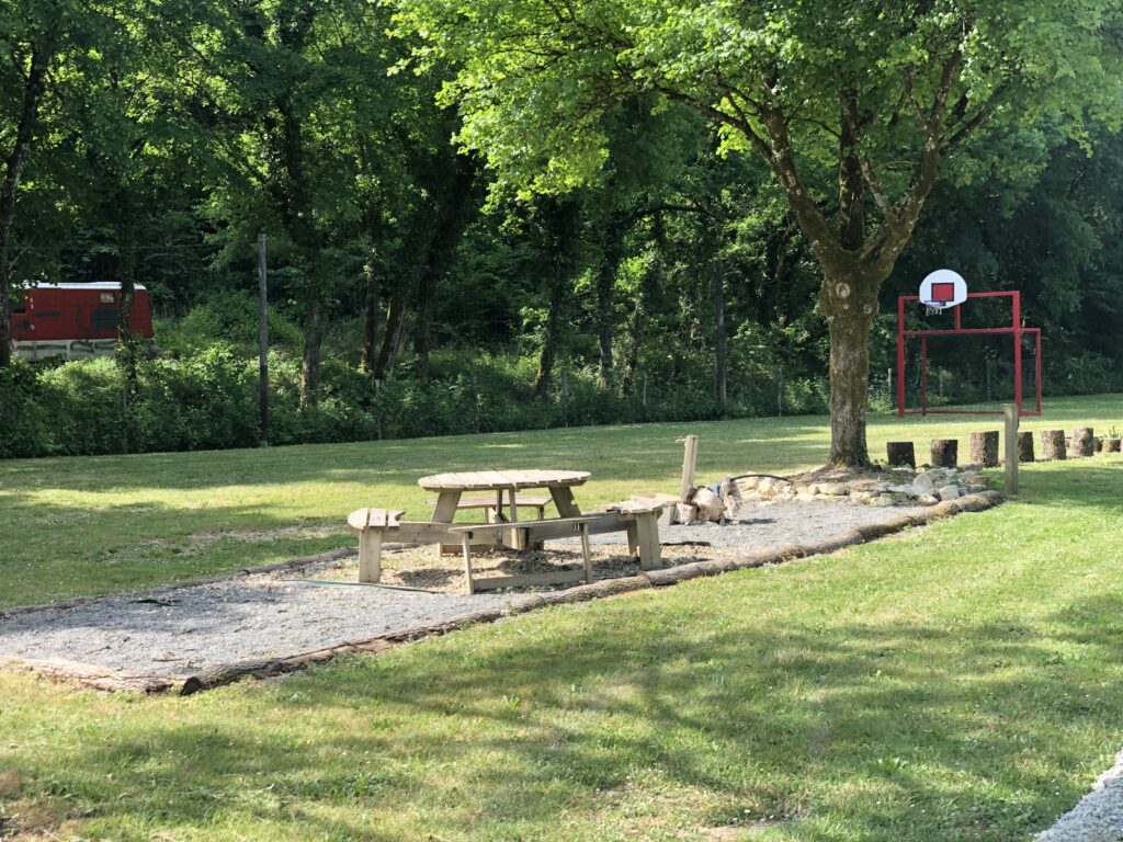 Aire de jeux du camping avec bancs