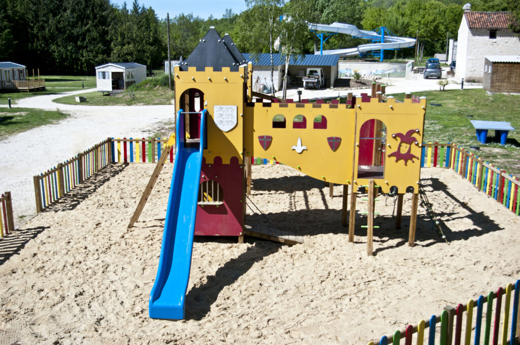 Camping Le Lizot en Charente Maritime : aire de jeux sécurisée