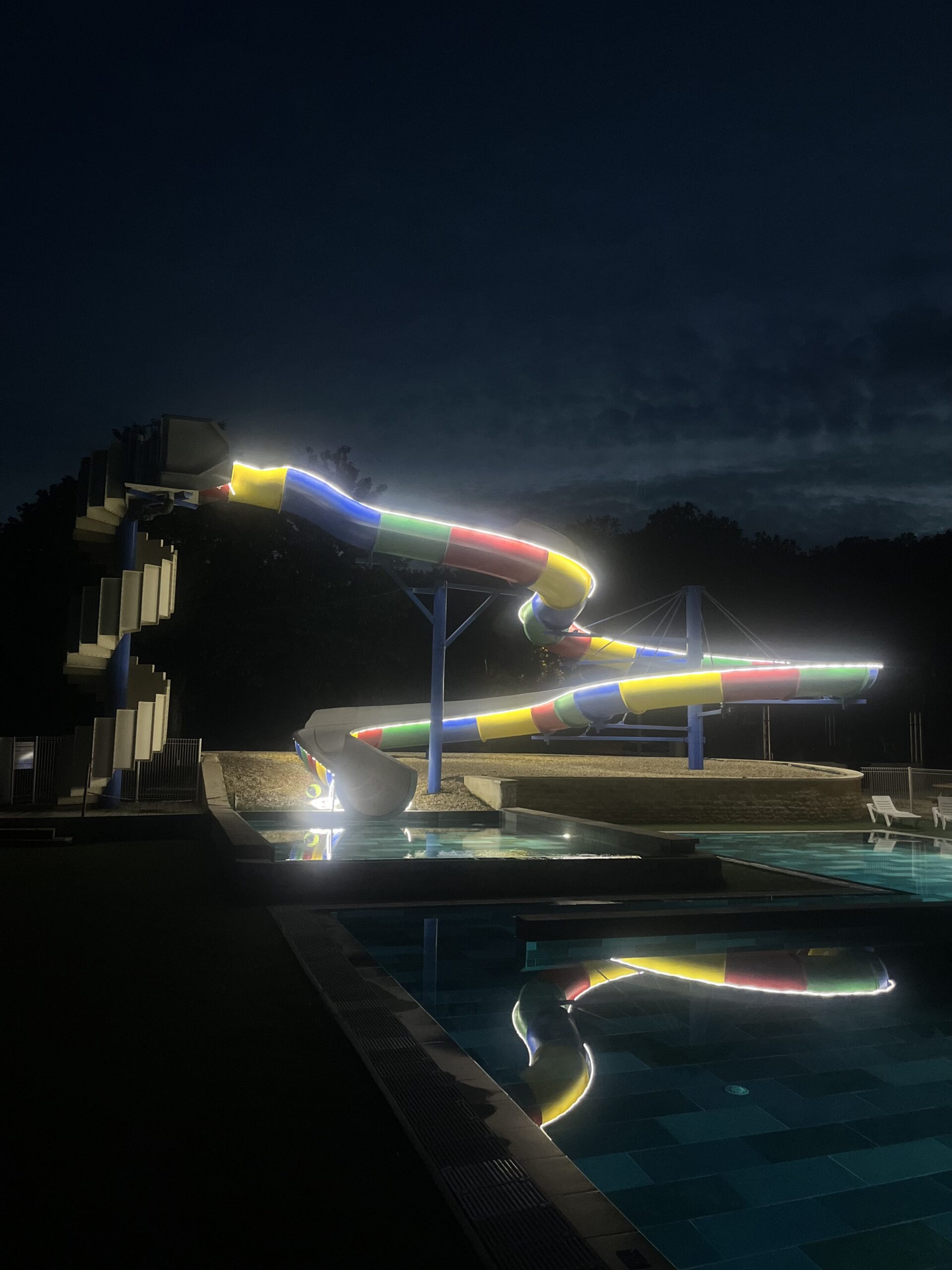 Toboggan du Parc aquatique de nuit, Camping Le Lizot en Charente Maritime avec piscine