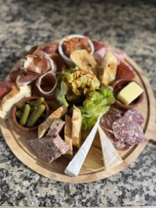 Plateau de fromage et charcuterie servi au restaurant du camping Le Lizot, en Charente Maritime