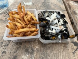 Moules frites servis au restaurant du camping Le Lizot, en Charente Maritime