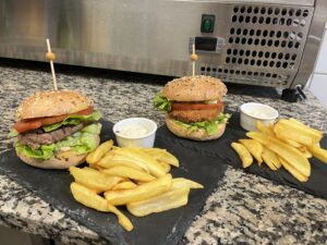 Burger frites proposé au restaurant du camping Le Lizot, en Charente Maritime