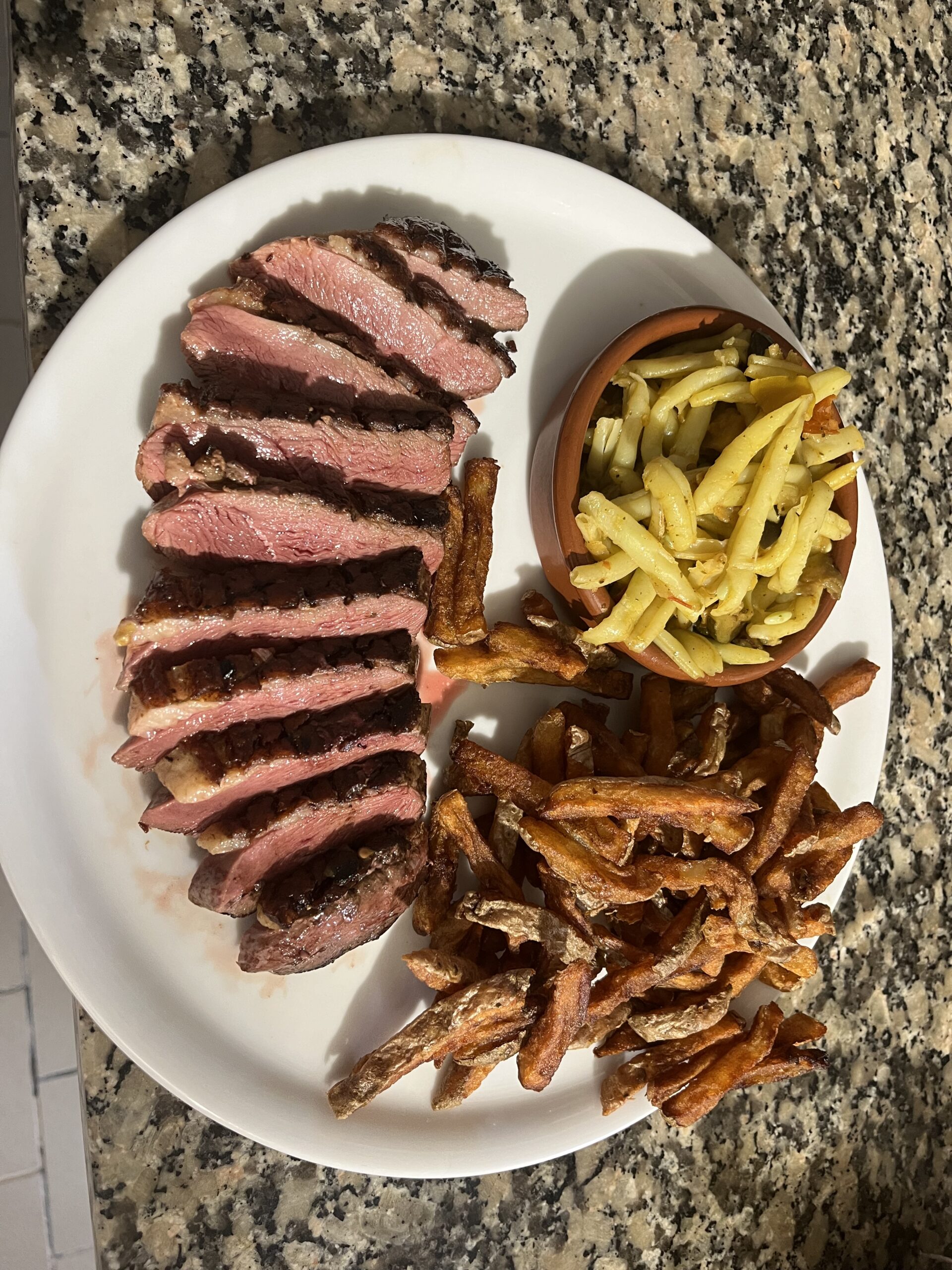 Magret de canard avec frites servi au restaurant du camping Le Lizot, en Charente Maritime