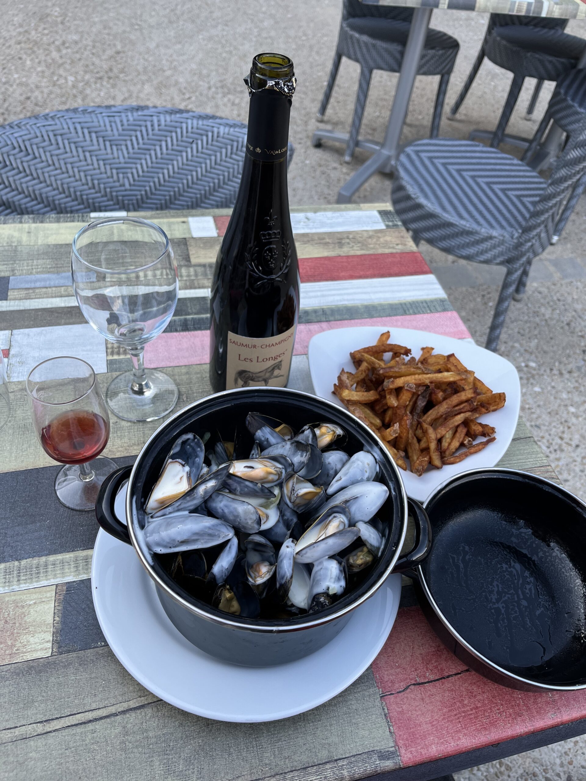 Moules frites proposées au restaurant du camping Le Lizot, en Charente Maritime