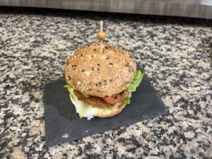 Burger B proposé au restaurant du camping Le Lizot, en Charente Maritime