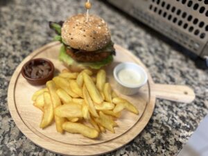 Burger frites proposé au restaurant du camping Le Lizot, en Charente Maritime