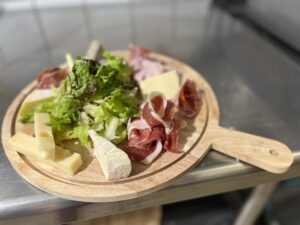 Plateau de fromage et charcuterie servi au restaurant du camping Le Lizot, en Charente Maritime