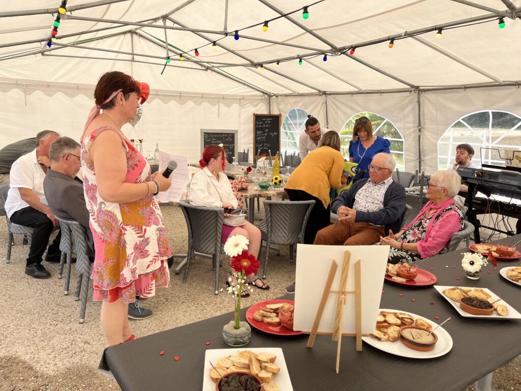 Repas et moments de détente en famille ou entre amis au camping le Lizot à Saint-Mandé sur Brédoire